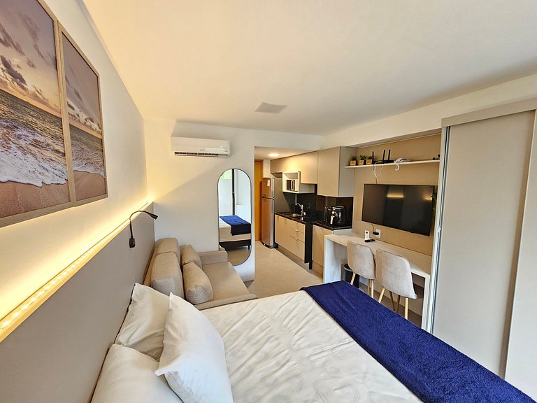 Pé na areia | Studio Moderno com Varanda (D129)