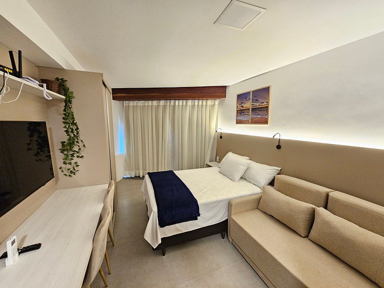 Pé na areia | Studio Moderno com Varanda (D129)