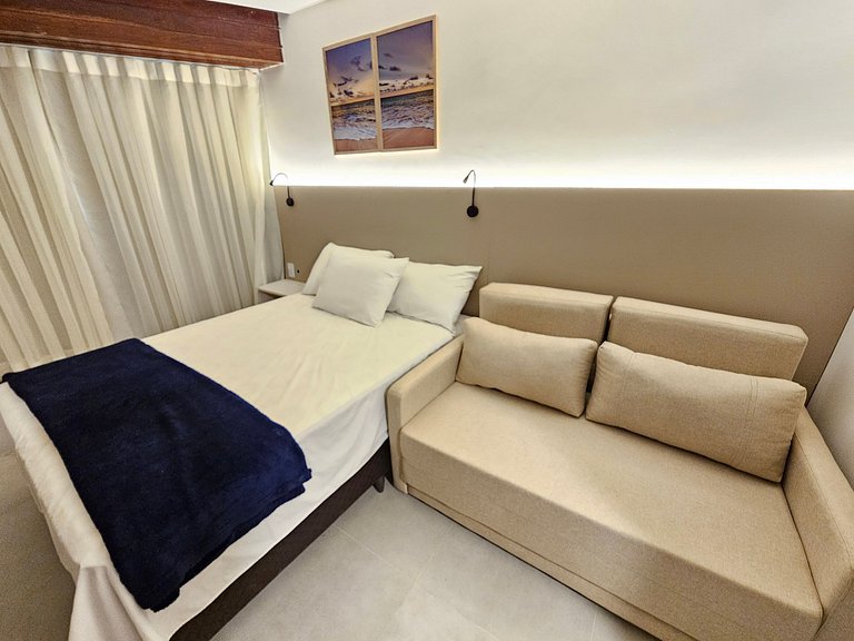 Pé na areia | Studio Moderno com Varanda (D129)