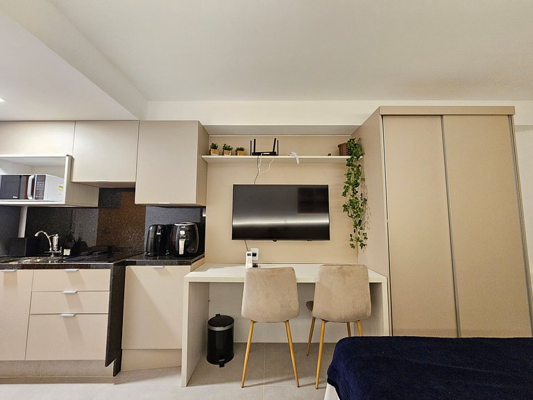 Pé na areia | Studio Moderno com Varanda (D129)