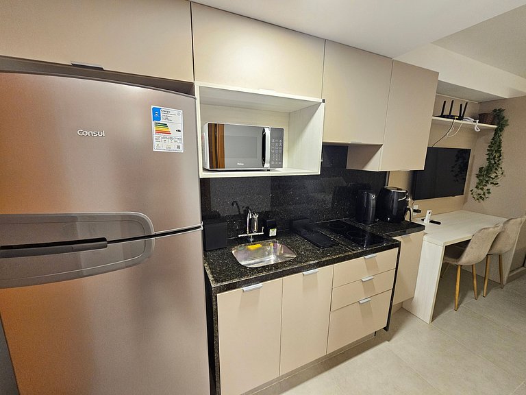 Pé na areia | Studio Moderno com Varanda (D129)