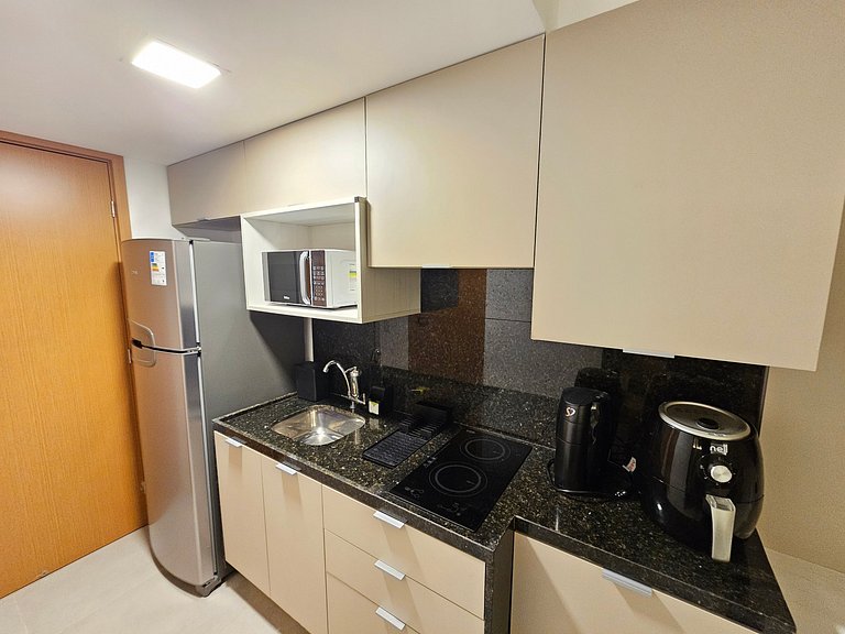 Pé na areia | Studio Moderno com Varanda (D129)