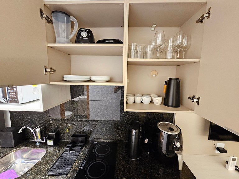 Pé na areia | Studio Moderno com Varanda (D129)