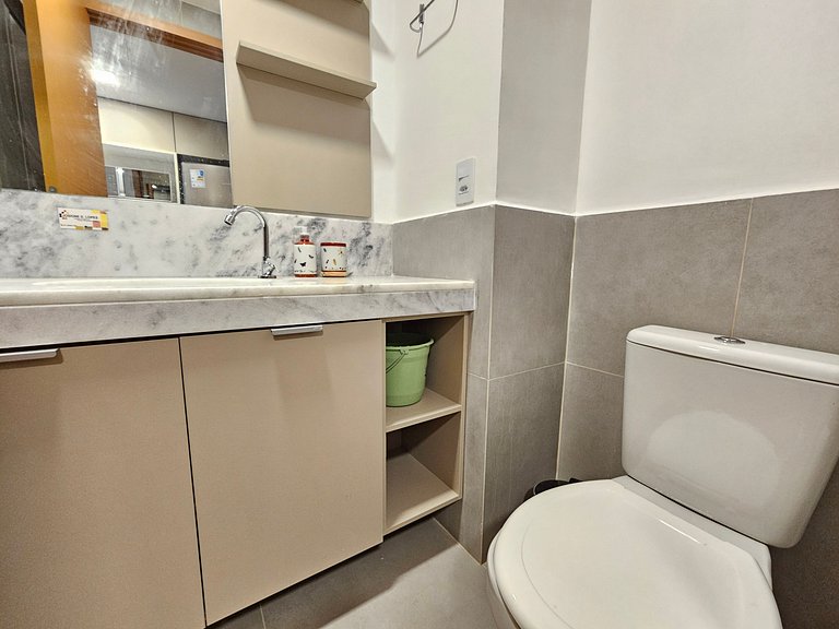 Pé na areia | Studio Moderno com Varanda (D129)