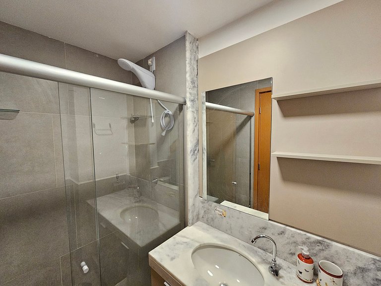 Pé na areia | Studio Moderno com Varanda (D129)