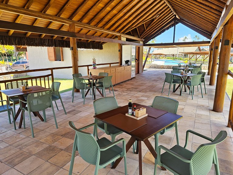 Pé na areia | Studio Moderno com Varanda (D129)